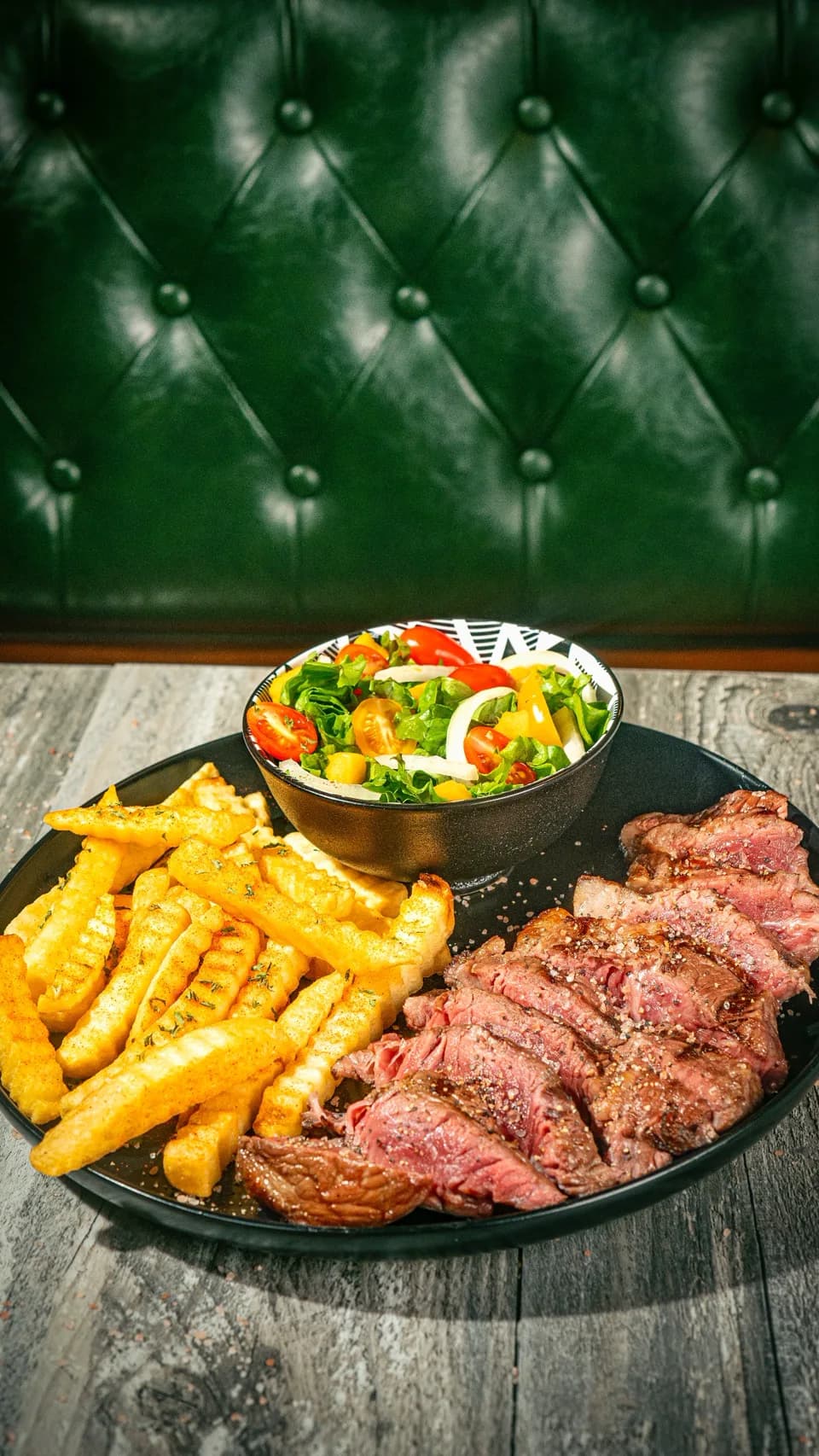 Corte de carne con papas y ensalada de El Bumangues